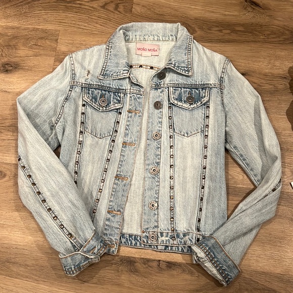 Adorable studded light wash jean jacket - Picture 1 of 6
